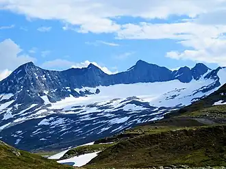 Das Storsteinfjelletmassiv aus Nordwesten (2019) Die Gipfelpunkte von links: 1709 m, 1789 m, 1894 m, 1815 m, 1871 m.