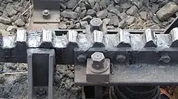 Ungleich abgenutzte Zähne der Zahnstangen­einfahrt bei der Halte­stelle Stoss der Appenzeller Bahnen (andere Einfahrt als im Bild links)