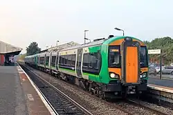 Zwei Turbostar der Baureihe 172 in Doppeltraktion halten in Stourbridge Junction, wo die Stourbridge Town Branch Line abzweigt