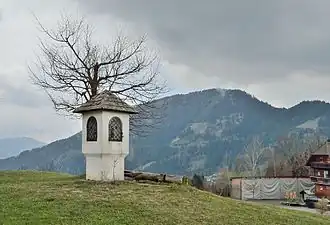 Marterl am Straßegg, rechts hinten (=nordwestlich) der Hochschlag