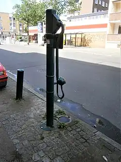 Brunnensäule mit Schwengel und Kopf (Berlin, System Wolf)