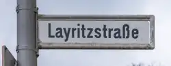 Ansicht des Straßennamensschild der Layritzstraße