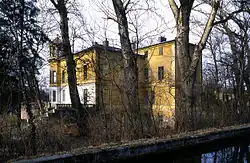 Strauß(-Leuzendorf)-Villa, um 1979 von jenseits des ehemaligen Werkskanals der Baumwollspinnerei gesehen (47.93457116.248833)