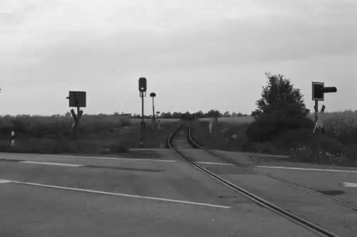 Die Strecke Richtung Landkirchen und Orth überquert die B207 (1983)