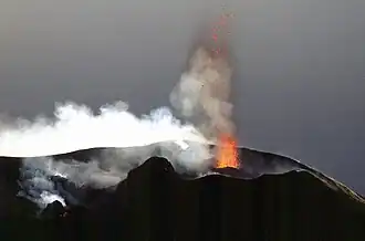 Bereits während seines ersten Studienjahres 1966 bereiste Maurice Krafft die vier großen Vulkane Italiens: den Stromboli, …