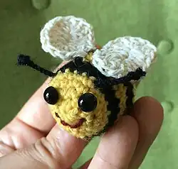 Amigurumi-Tiernachbildung: Biene in Mikrogröße