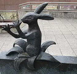 der Hase dreht dem Jäger eine Lange Nase