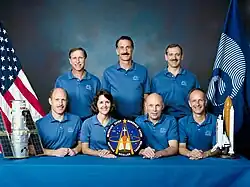 v. l. n. r. Hinten: Richard Covey, Jeffrey Hoffman, Thomas Akers Vorne: Kenneth Bowersox, Kathryn Thornton, Story Musgrave, Claude Nicollier