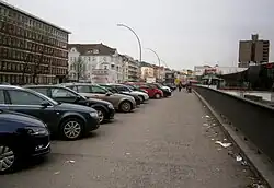 Gehweg, mit ehemaligem Parkplatz über dem U-Bahnhof