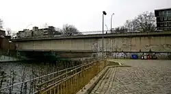 Brücke und Anfahrt von Osten (U-Bahn-Seite)