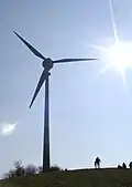Windkraftanlage im Gegenlicht