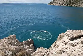 Eine submarine Karstquelle (vrulje) nahe Omiš ist an der sich kräuselnden Wasseroberfläche zu erkennen.