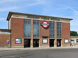 Sudbury Town, London: Typischer Entwurf von Charles Holden, errichtet 1931 als Klinkerbau mit starken Bezügen zur Neuen Sachlichkeit