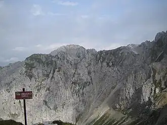 Gipfel der Südlichen Linderspitze mit Gipfelmarkierung und Blick zum Gerberkreuz (2303 m)