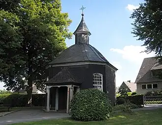 Katholische Kreuzkapelle oberhalb des Friedhofs