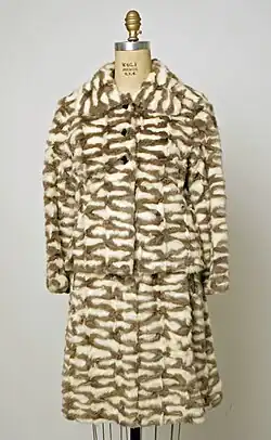 Kostüm aus Fehkehlen (Revillon Frères, Paris, 1967/1970, Metropolitan Museum of Art)