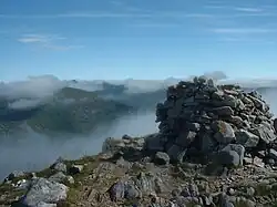 Der Gipfelcairn des Spidean Mialach, Blick nach Nordosten
