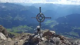 Metallenes Gipfelkreuz auf dem Gipfel des Lenzer Horns