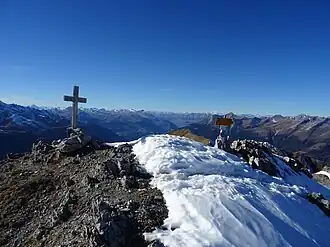 Gipfelkreuz und Wegweiser auf dem Büelenhorn