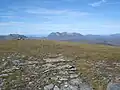 Blick vom Gipfelplateau nach Nordwesten, im Hintergrund das Massiv des An Teallach