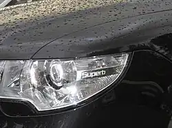 Schriftzug im Scheinwerfer