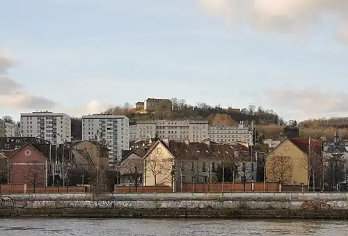 Der Mont Valérien über den Häusern von Suresnes