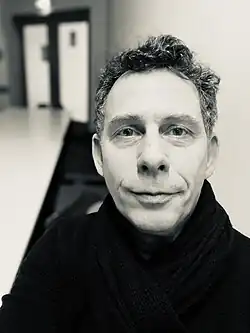 Schwarz-Weiß-Porträt des Schauspielers und Sprechers Sascha von Zambelly