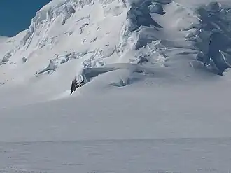 Blick von den nördlichen Ausläufern des Plíska Ridge über den Perunika-Gletscher hinweg auf den Svoge Knoll (Hintergrund: Mount Bowles)