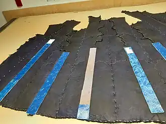 Zwecken mit Zweckklammern, Flachpressen der Nähte mit Pappstreifen (Düsseldorf, 2019)