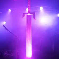 Großes Breitschwert als Bühnenaufsteller umgeben von Rosafarben Licht