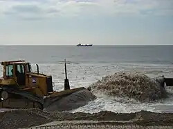 Sand wird vorgespült und vom Bagger verteilt