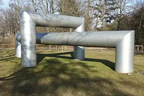 Plastik zum Durchschreiten von Barna von Sartory Ecke Glogauer Straße / Breslauer Straße⊙49.4051311.1332