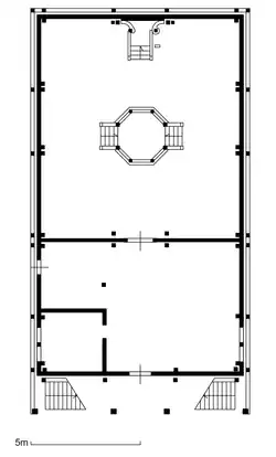 Rekonstruierter Grundriss der hölzernen Synagoge in Pilica, im Zentrum des oberen Raumes unterhalb des Toraschreins befindet sich die Bima nach aschkenasischem Ritus