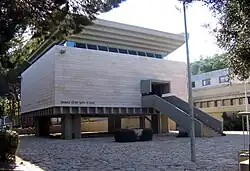 Vorderfront mit Eingang zum Vorplatz