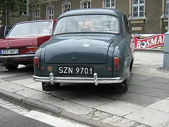 102: Einzelne Rückleuchte mit gelbem und roten Bereich, Rückstrahler variieren