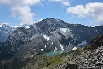 Törleskogel (links) und Schildkogel (rechts) mit dem Wildensee gesehen vom Wildenkogelweg