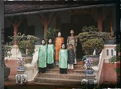 Tổng đốc Hoàng Trọng Phu und seine Familie vor seiner Villa (Bild 1)