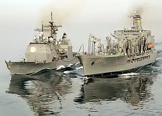 USS Vella Gulf bunkert Treibstoff bei USNS John Ericsson