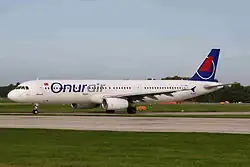 Die Airbus A321-100 (TC-TUB), die auch für Alajnihah in der Bemalung der Onur Air