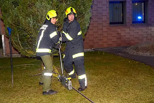An einem Baumstamm verankerter Mehrzweckzug bei einer Feuerwehrübung