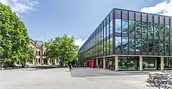 Standort TIB Technik/Naturwissenschaften neben dem Hauptgebäude der Leibniz Universität Hannover, Fassade mit Haupteingang.