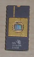 Ein EPROM TMS2516 im Keramikgehäuse mit 2 KiB, Produktionsjahr 1979