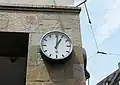 Telenorma-Wanduhr in Freiburg im Breisgau am Bertoldsbrunnen Stadtmitte, Bild vom Mai 2018