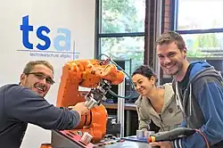 Studierende mit Roboter