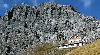 Tabarettahütte, oberhalb am Grat ist die Payerhütte zu erkennen.