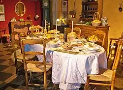 Tisch mit einem Gros Souper