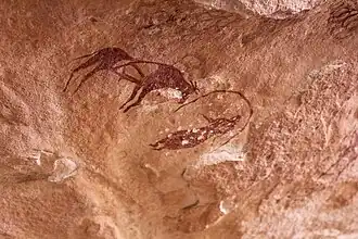 Vieh mit Frau in einer Hütte