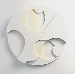 Das Relief besitzt ein kreisförmiges Format (Tondo). Sophie Taeuber-Arp: Muscheln und Blumen, 1938.