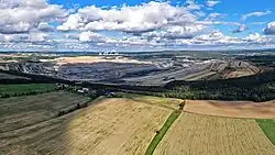 Gesamtansicht von Tagebau und Kraftwerk Turów von Süden (2021)