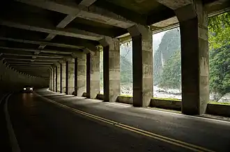 Halbuntertunnelte Straßenführung